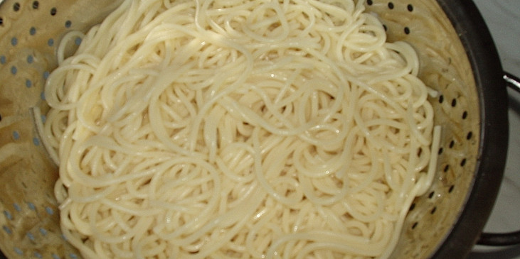 uvařené špagety na méně než na skus scedíme