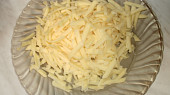 Špagety zapečené s lečem a sýrem, sýr nastrouháme