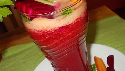 Štáva z řapíkatého celeru, mrkve, ředkve a červené řepy