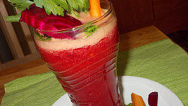 Štáva z řapíkatého celeru, mrkve, ředkve a červené řepy