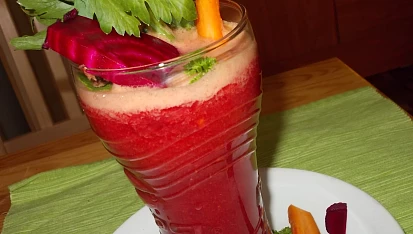 Štáva z řapíkatého celeru, mrkve, ředkve a červené řepy