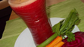 Štáva z řapíkatého celeru, mrkve, ředkve a červené řepy