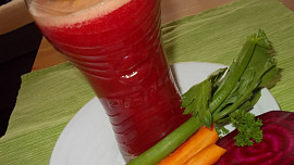 Štáva z řapíkatého celeru, mrkve, ředkve a červené řepy