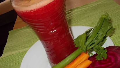 Štáva z řapíkatého celeru, mrkve, ředkve a červené řepy