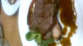 Steak z Jihoamerického Striploinu s grilovanými  žampiony plněnými zrajícím sýrem