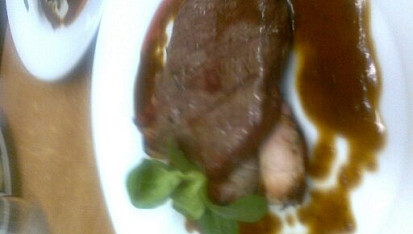 Steak z Jihoamerického Striploinu s grilovanými  žampiony plněnými zrajícím sýrem