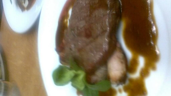 Steak z Jihoamerického Striploinu s grilovanými  žampiony plněnými zrajícím sýrem