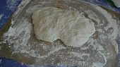 Stromboli, aneb horká kapsa, na pečícím papíru před rozválením