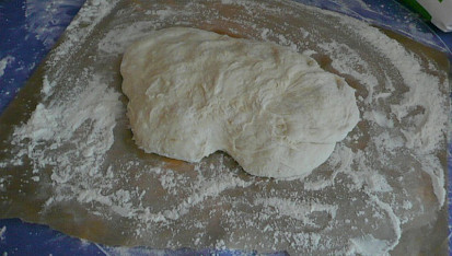 Stromboli, aneb horká kapsa, na pečícím papíru před rozválením