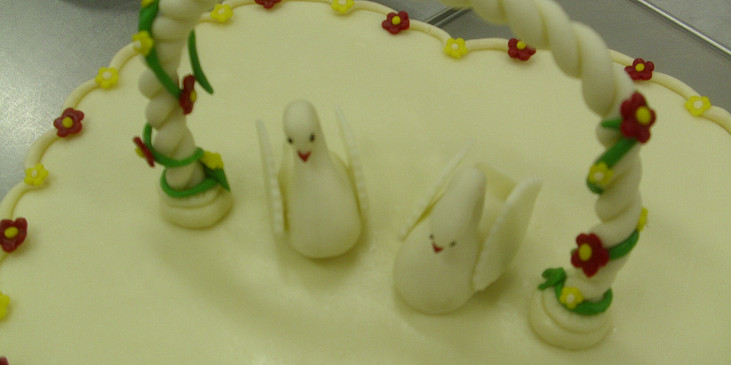 Svatební dort dvojsrdce s labutěmi