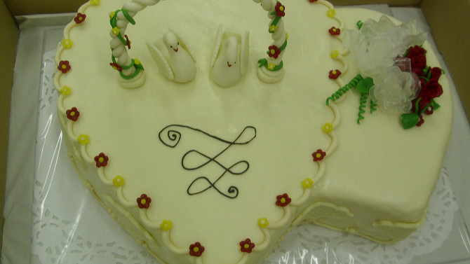 Svatební dort dvojsrdce s labutěmi