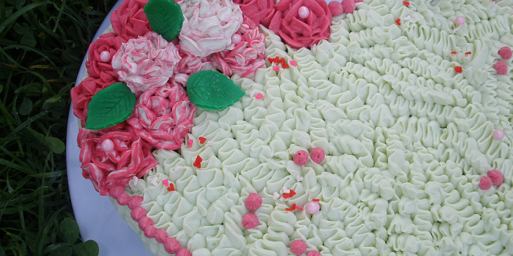 Svatební dortík k výročí (krémové růžičky)