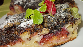 Švestkový koláč s mákem a ořechy