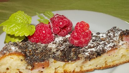 Švestkový koláč s mákem a ořechy