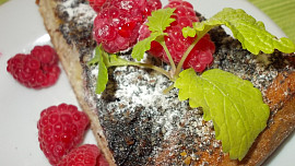 Švestkový koláč s mákem a ořechy