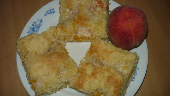 Svěží broskvový koláč
