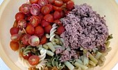 Těstovinový salát s tuňákem,  fazolkami a cherry rajčaty