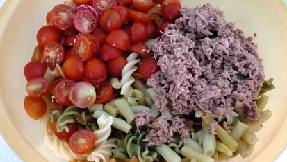 Těstovinový salát s tuňákem,  fazolkami a cherry rajčaty