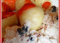Tvarohové knedlíky s jahodami a borůvkovou zmrzlinou