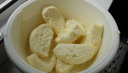 Tvarohové knedlíky s jahodami a borůvkovou zmrzlinou