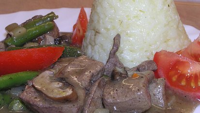 Vepřová játra na houbách a cibulce s fazolkami
