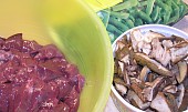 Vepřová játra na houbách a cibulce s fazolkami