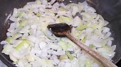 Vepřová játra na houbách a cibulce s fazolkami