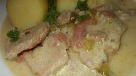 Vepřové kotlety na smetaně s okurkami a fazolkami