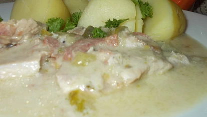Vepřové kotlety na smetaně s okurkami a fazolkami