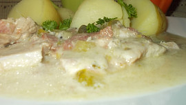 Vepřové kotlety na smetaně s okurkami a fazolkami