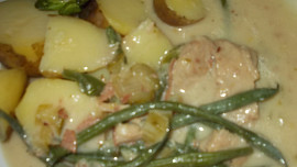 Vepřové kotlety na smetaně s okurkami a fazolkami