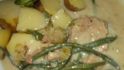 Vepřové kotlety na smetaně s okurkami a fazolkami