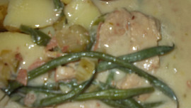 Vepřové kotlety na smetaně s okurkami a fazolkami