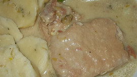 Vepřové kotlety na smetaně s okurkami a fazolkami