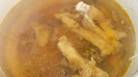 Vepřové kotlety na smetaně s okurkami a fazolkami