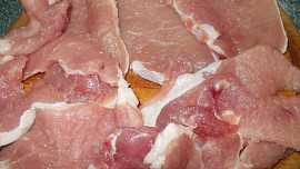 Vepřové kotlety na smetaně s okurkami a fazolkami