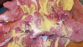 Vepřové kotlety na smetaně s okurkami a fazolkami