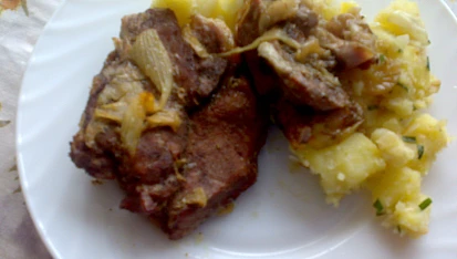 Vepřové plátky na tymiánu a cibuli se šťouchanými brambory