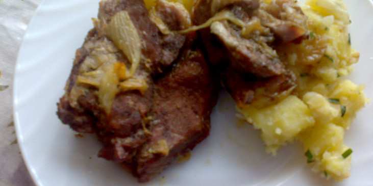 Vepřové plátky na tymiánu a cibuli se šťouchanými brambory