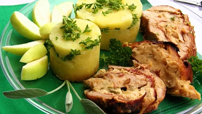 Vepřové  roládky s jablkovou náplní se šalvějí