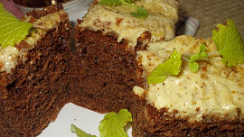 Vláčný, karamelovo-kakaový perník s ořechy a brusinkami