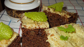 Vláčný, karamelovo-kakaový perník s ořechy a brusinkami