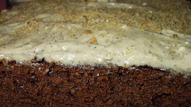 Vláčný, karamelovo-kakaový perník s ořechy a brusinkami