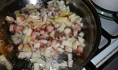 Vypečené fazolkové kuře na slanině s adžikou, osmažíme slaninu s cibulí...