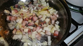 Vypečené fazolkové kuře na slanině s adžikou, osmažíme slaninu s cibulí...