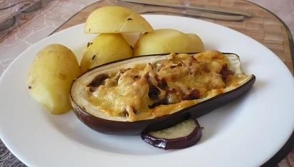 Zapečený lilek (cuketa) s mletým masem