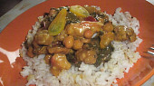Zelené krůtí curry s cizrnou a mangoldem