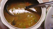 Zeleninová uzená polévka s houbami
