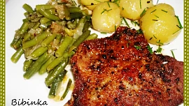 Zlatý krkovičkový steak s fazolkami