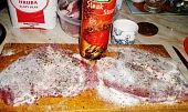 Zlatý krkovičkový steak s fazolkami, krkovička připravená na opékání+ Steakové koření...